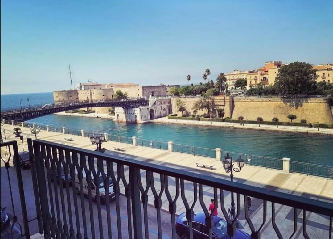 Castello Aragonese Suites Таранто Екстериор снимка